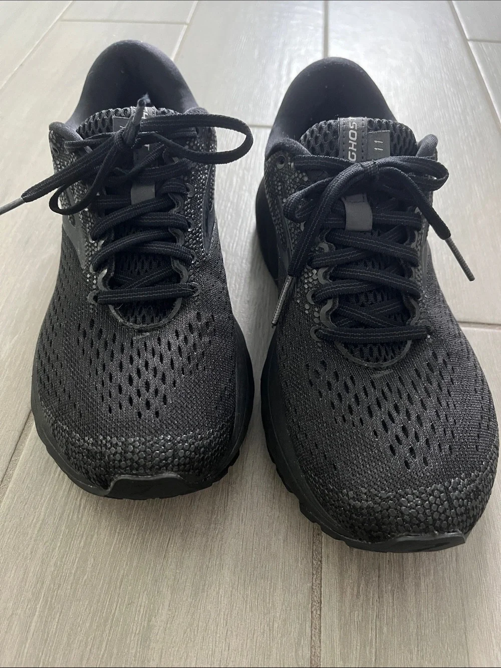 Brooks ghost 11 sneakers. Good pre-loved condition.